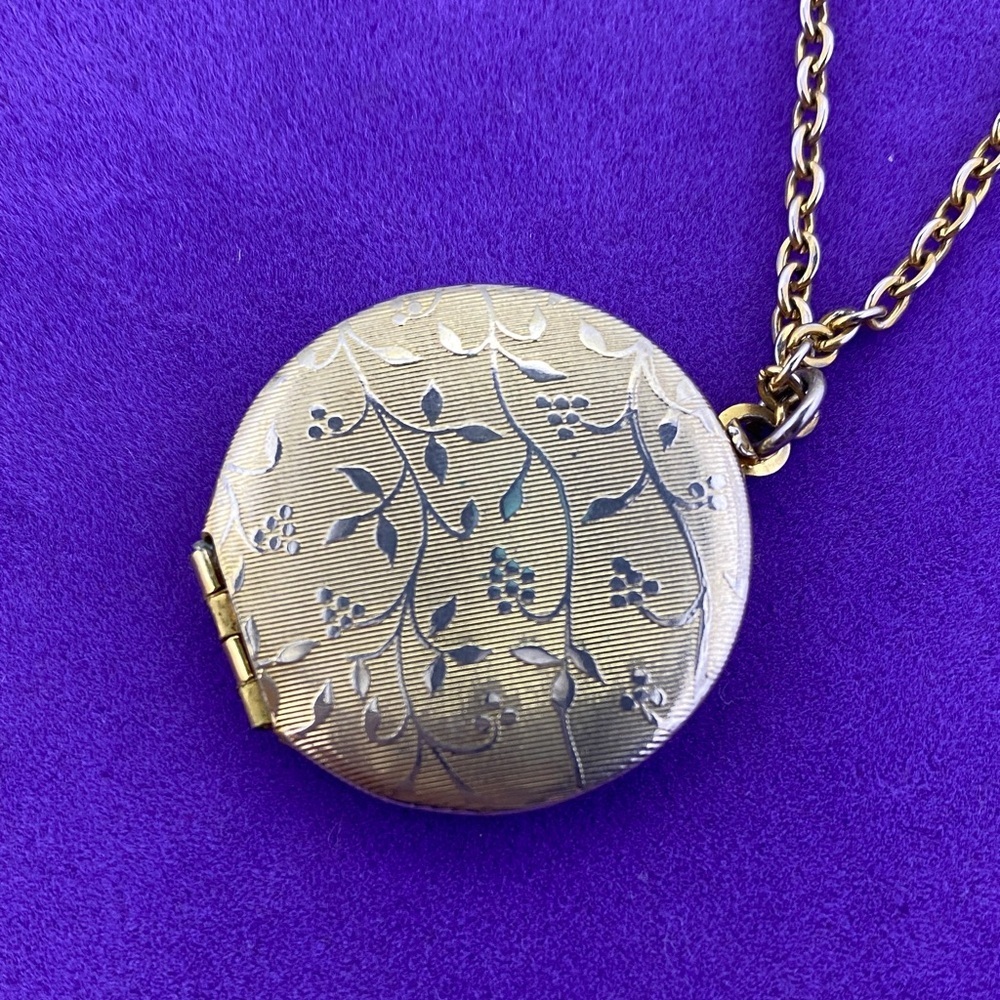 💛 Vintage Gold Plates Floral Locket Necklace | Minimalist Boho Layering Piece - Picture 3 of 8
